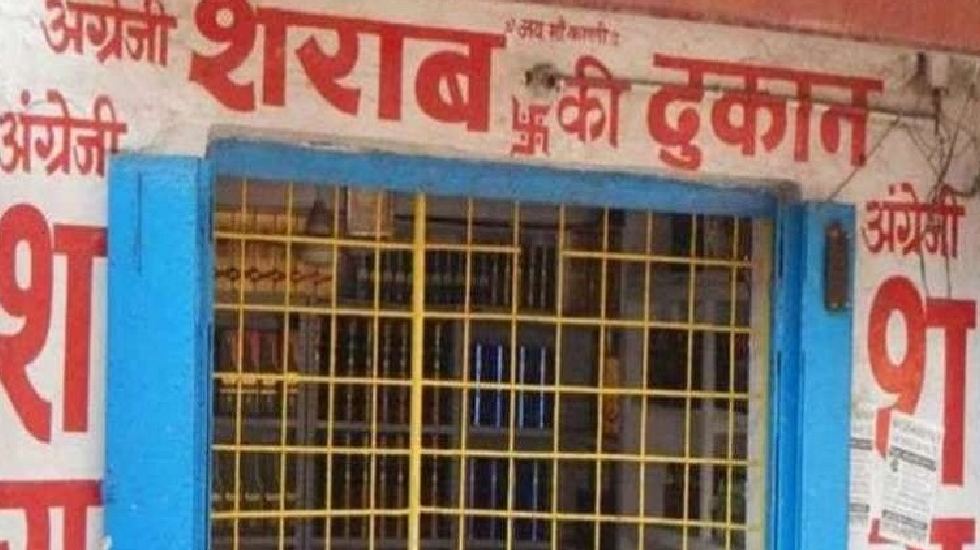 CG : शराब दुकान में मिलावट करते पकड़े गए कर्मचारी... - CG Sandesh