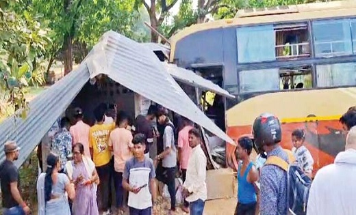 रायपुर से जगदलपुर जा रही बस का टायर फटा, दुकानों में घुसी बस, ड्राइवर-कंडक्टर की मौत, मचा हड़कंप