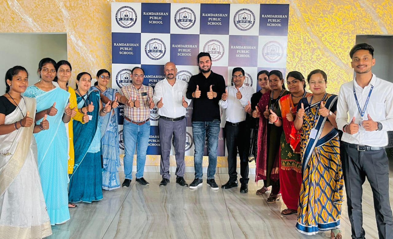 पिथौरा : रामदर्शन पब्लिक स्कूल में शिक्षकों एवम बच्चों की सं... - CG Sandesh