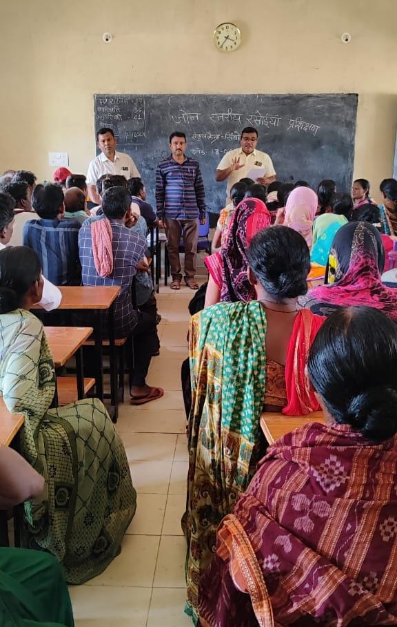 सरायपाली : मध्यान्ह भोजन योजना के तहत स्कूलों में तैनात रसोई... - CG Sandesh