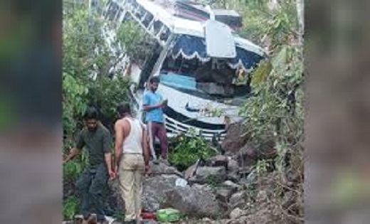 तीर्थ यात्रियों की बस में आतंकी हमला, 10 लोगों की मौत - CG Sandesh