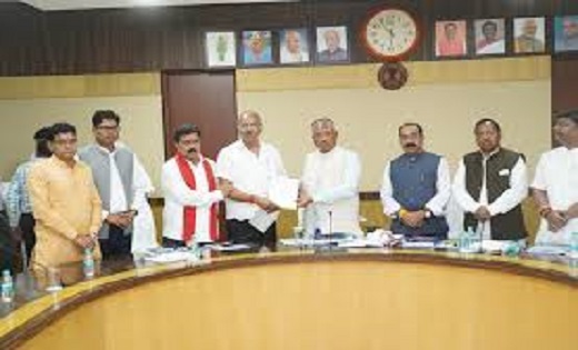 सांसद बृजमोहन अग्रवाल ने छोड़ा मंत्री पद, कैबिनेट की बैठक के बाद सीएम विष्णुदेव साय को सौंपा इस्तीफा