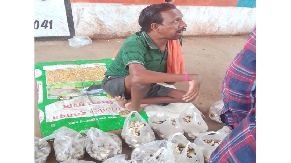 सरायपाली : दिव्यांग नयन भोई ने मोटराईज्ड ट्राईसाईकिल के सहार... - CG Sandesh