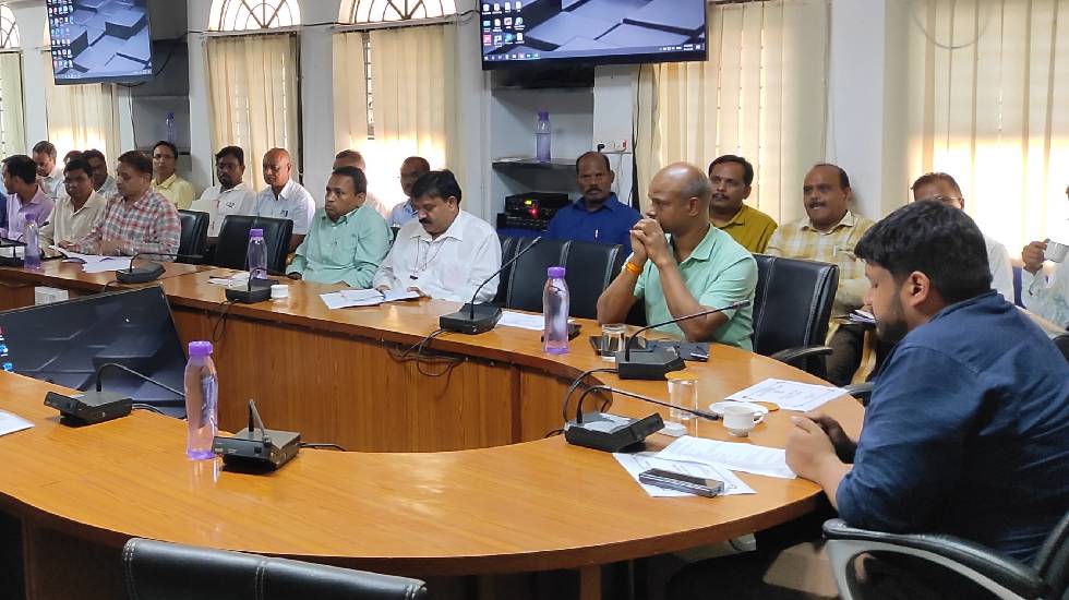 महासमुंद : कलेक्टर ने किसानों को समय पर खाद, बीज एवं कीटनाशक... - CG Sandesh