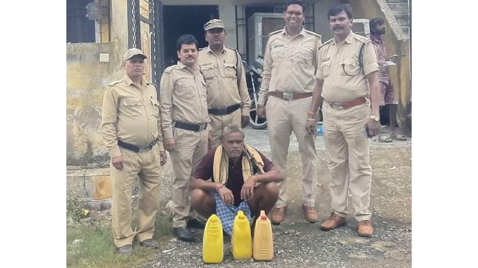 सरायपाली : 15 लीटर हाथभट्ठी कच्ची महुआ शराब जप्त - CG Sandesh