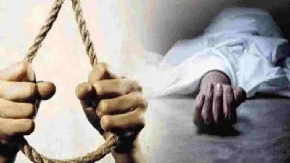 पिथौरा : बुजुर्ग ने अज्ञात कारणों से लगाई फांसी - CG Sandesh