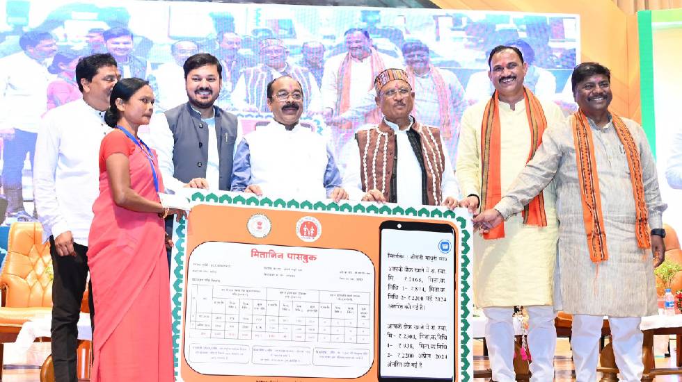 मुख्यमंत्री के हाथों सम्मानित हुईं बगिया की मितानिन दीदी माध... - CG Sandesh