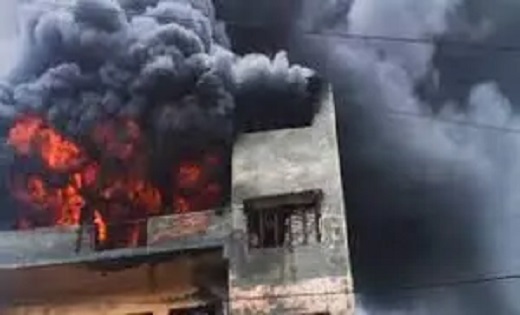 Delhi Fire : दिल्ली में प्लास्टिक फैक्ट्री में लगी भीषण आग, ... - CG Sandesh