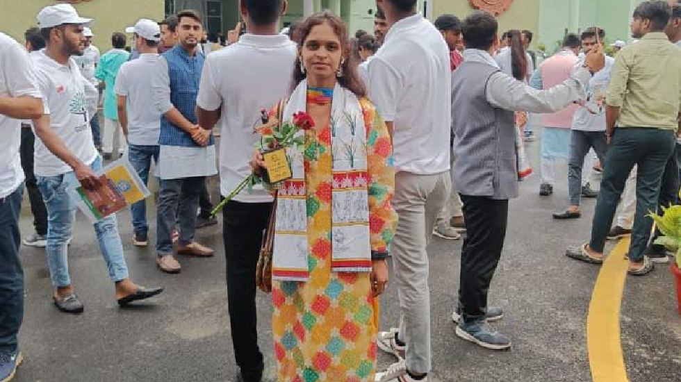 महासमुंद : छत्तीसगढ़ विधानसभा में युवा स्वयंसेवक अंजली शर्मा... - CG Sandesh