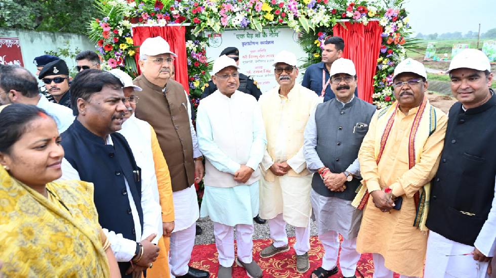 मुख्यमंत्री विष्णु देव साय ने लगाया बेल का पौधा - CG Sandesh