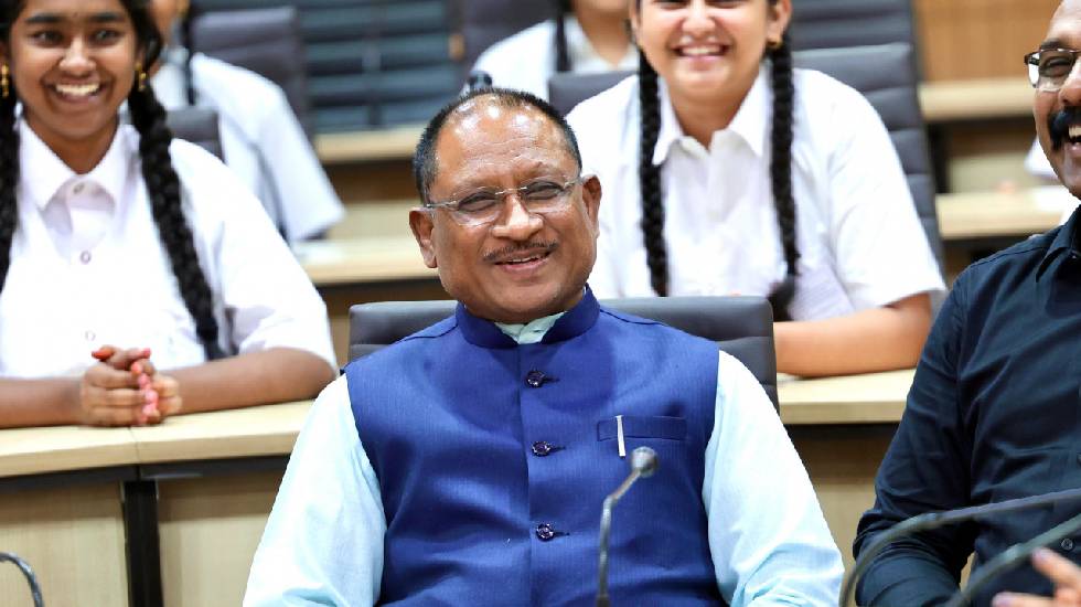 अपने काम को पूरी ईमानदारी और दक्षता से करना ही देशसेवा - मुख... - CG Sandesh