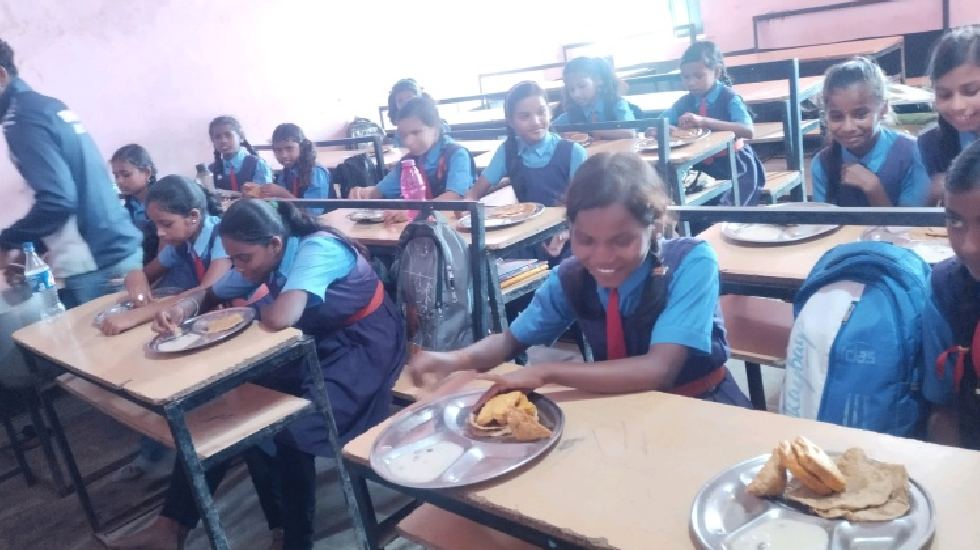 बसना : बाराडोली में न्योता भोज का आयोजन - CG Sandesh
