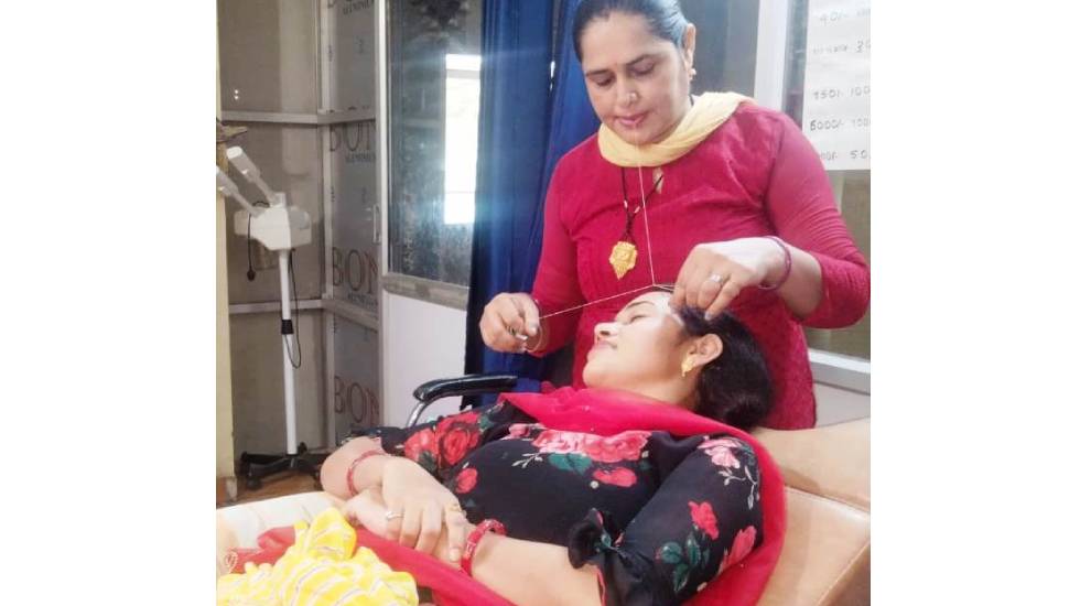 महासमुन्द : सक्षम योजना से मां और बेटी ने मिलकर खोला ब्यूटी ... - CG Sandesh