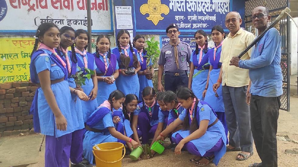 बसना : भारत स्काउट्स एंड गाइड्स द्वारा किया गया वृक्षारोपण - CG Sandesh
