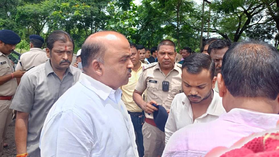 सरायपाली : प्रदर्शनकारियों को धरना स्थल आने पर रोक रही पुलिस... - CG Sandesh