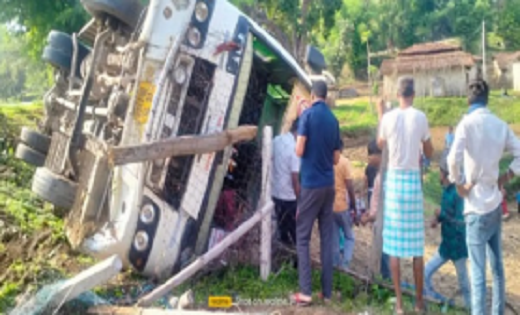 अंबिकापुर से उत्तरप्रदेश यात्री बस पलटी, 30 यात्री सवार थे, ... - CG Sandesh