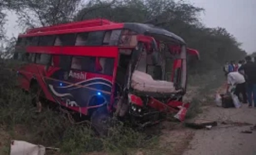 बड़ा हादसा : यमुना एक्सप्रेसवे पर ट्रैक्टर और बस की भिड़ंत, 1... - CG Sandesh