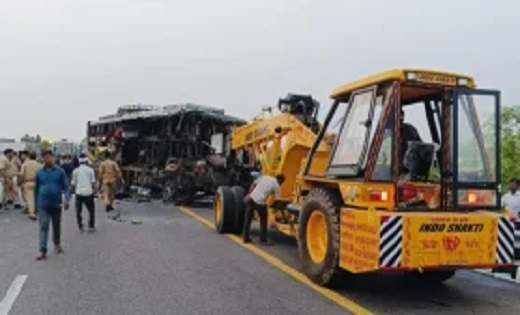 Accident : लखनऊ-आगरा एक्सप्रेसवे पर दूध के टैंकर से भिड़ी बस... - CG Sandesh