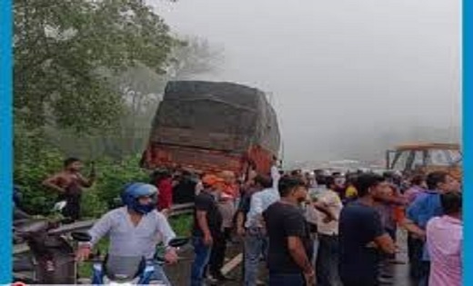  Accident: ब्रेक फेल ट्रेलर ने बस समेत 3 गाड़ी में मारी टक्क... - CG Sandesh