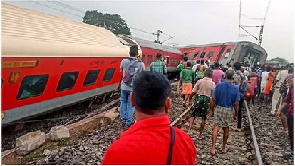 ट्रेन के 18 डिब्बे पटरी से उतरे, दो लोगों की मौत, 20 अन्य घा... - CG Sandesh