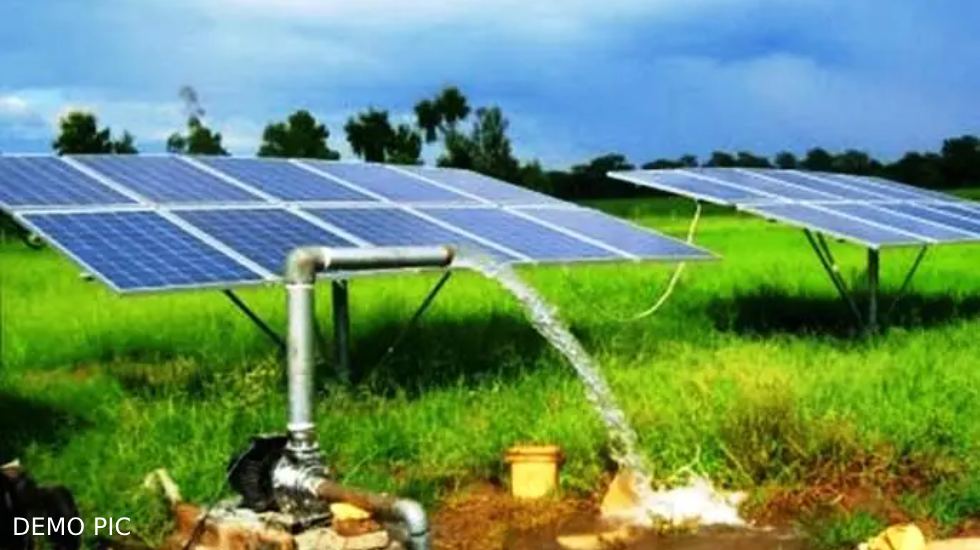 तेन्दुकोना : खेत में लगे सौर ऊर्जा मोटर सहित अन्य सामानों की... - CG Sandesh