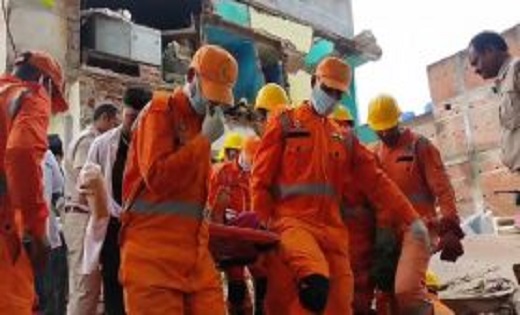 देवघर में पुरानी इमारत धराशायी; कई लोगों के फंसे होने की आशं... - CG Sandesh