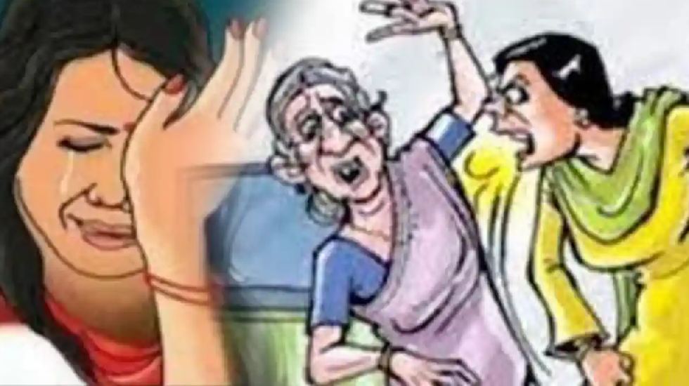 तेंदुकोना : बच्चे को अंदर ले जाओ कहने पर बहु और बेटे ने महिल... - CG Sandesh