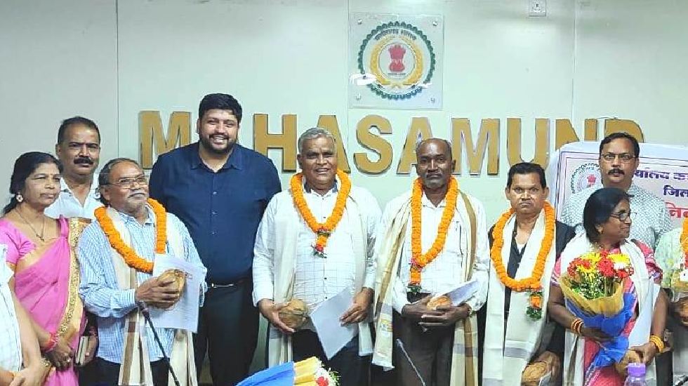 महासमुंद : कलेक्टर मलिक के पहल पर कर्मचारियों को हुआ सत्वों ... - CG Sandesh