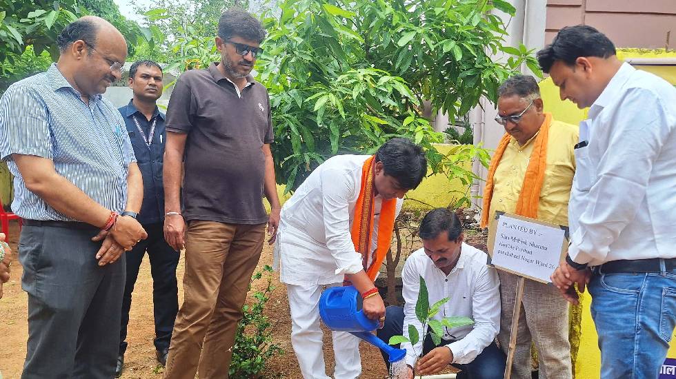 महासमुंद : विधायक योगेश्वर राजू सिन्हा ने आंगनबाड़ी केन्द्र म... - CG Sandesh