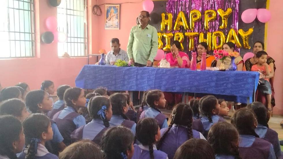 शास.प्राथ.उच्च प्राथ.कन्या सरायपाली में न्योता भोज का आयोजन - CG Sandesh