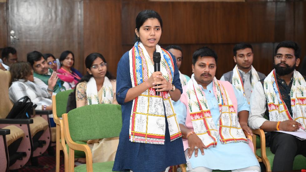 महासमुंद : युवा वक्ता के रुप में चयनित डिम्पल डड़सेना ने विधानसभा भवन में आयोजित यूथ असेंबली में रखे अपने विचार