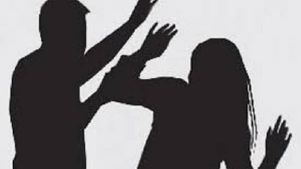 बसना : बाइक धीरे चलाव कहने पर पति ने पत्नी से की मारपीट; आसपास के लोगों ने पहुँचाया अस्पताल