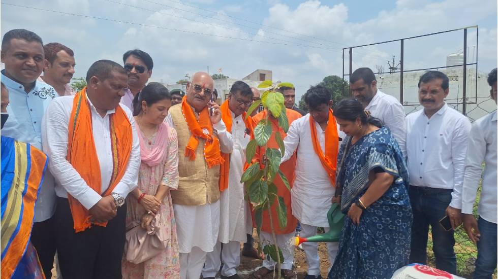 महासमुंद : वन महोत्सव कार्यक्रम में सांसद एवं विधायक ने ‘‘एक... - CG Sandesh