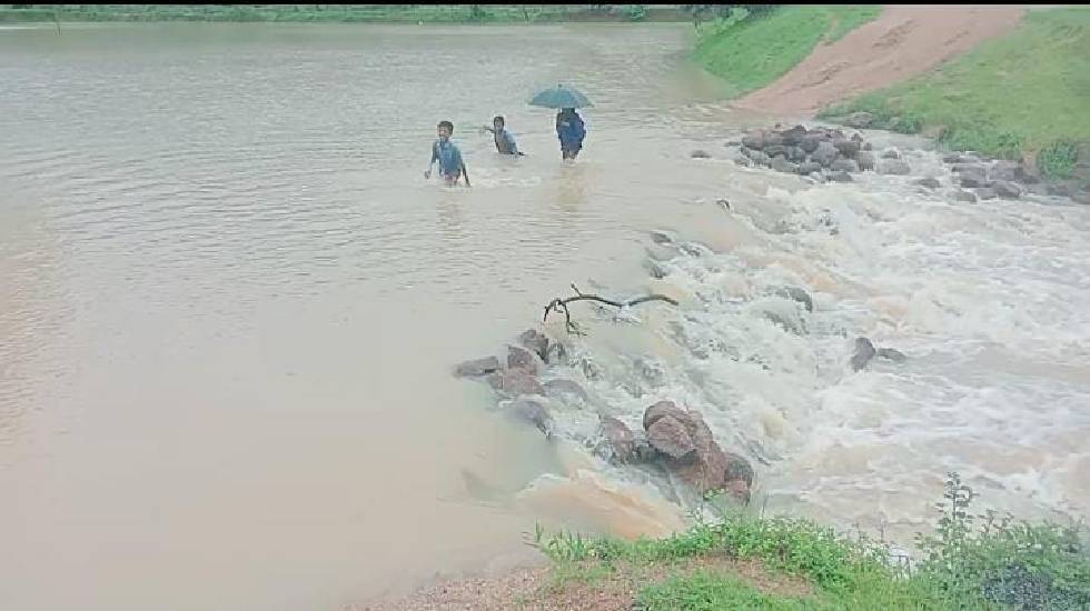 बागबाहरा : कछुआ नाले का जलस्तर बढ़ा, स्कूली बच्चों और ग्रामी... - CG Sandesh