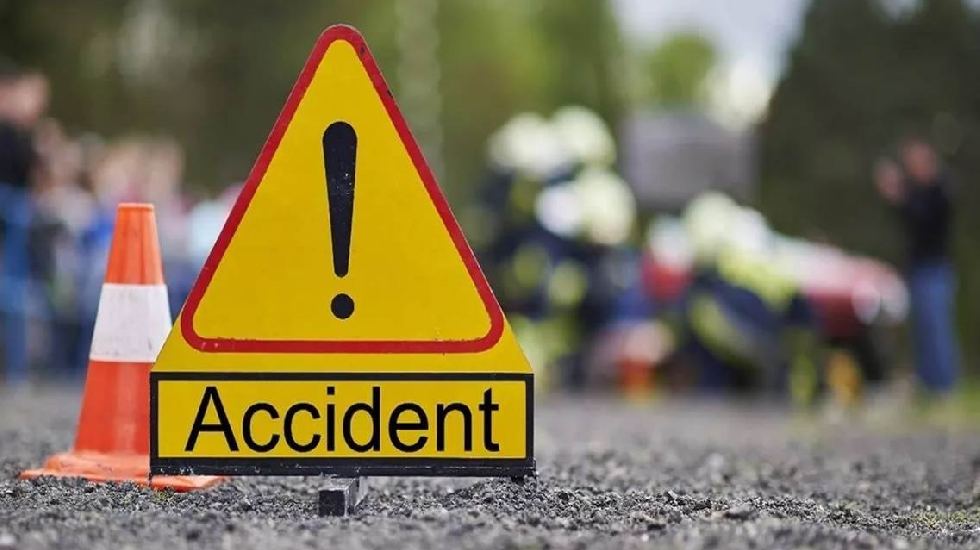 सांकरा : स्कूल बस चालक की लापरवाही, ठोकर लगने से मोटर सायकल ... - CG Sandesh