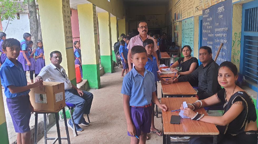 सरायपाली : शास.उच्च प्राथ.शाला पाटसेन्द्री में  त्रिस्तरीय प... - CG Sandesh