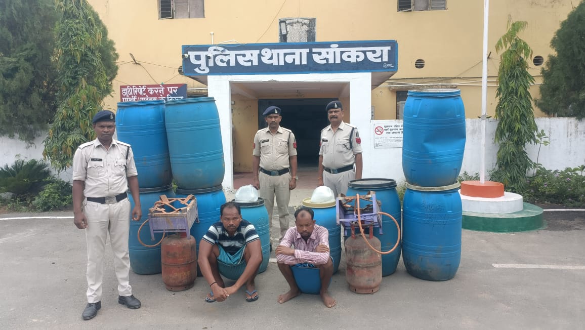 सांकरा : खेत में अवैध शराब के कारोबार पर पुलिस की कार्यवाही,... - CG Sandesh