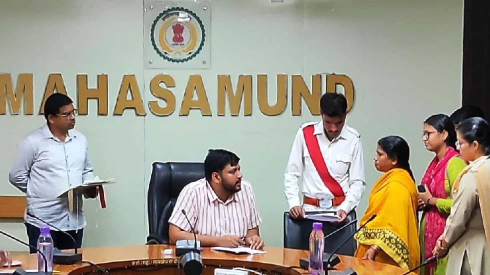 महासमुंद : अधिकारियों को निर्धारित समय-सीमा में आवेदकों की स... - CG Sandesh