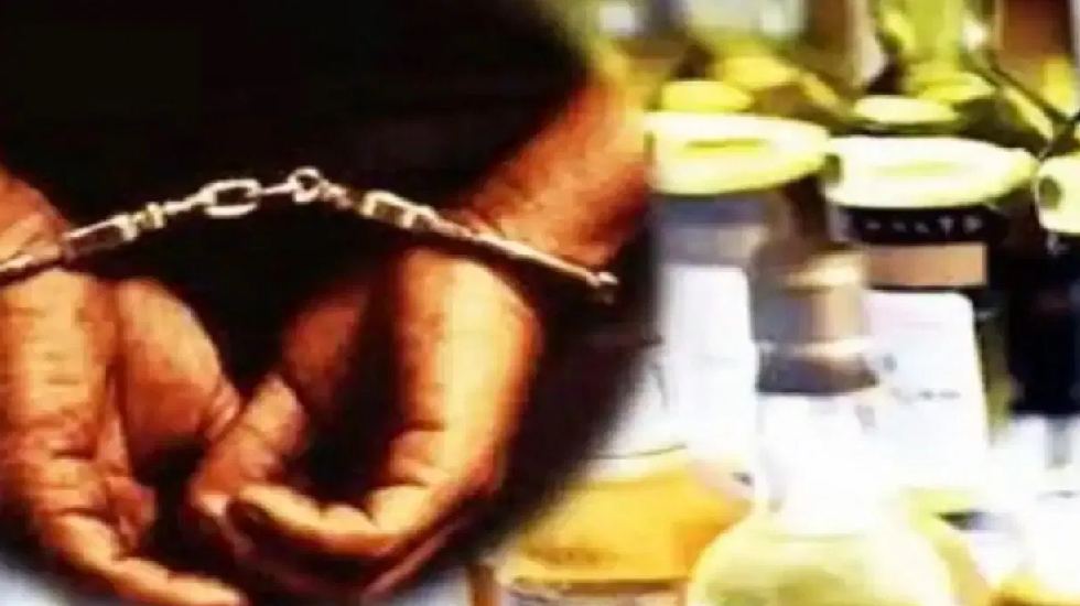 बसना : बिजराभांठा में महुआ शराब बेचने हेतु ग्राहक का तलाश कर... - CG Sandesh