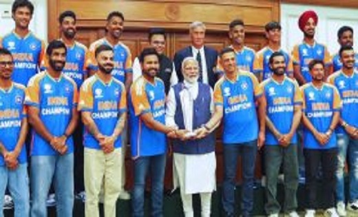 विश्व विजेता बनने का जश्न : ढोल पर थिरके रोहित, भांगड़ा करते... - CG Sandesh