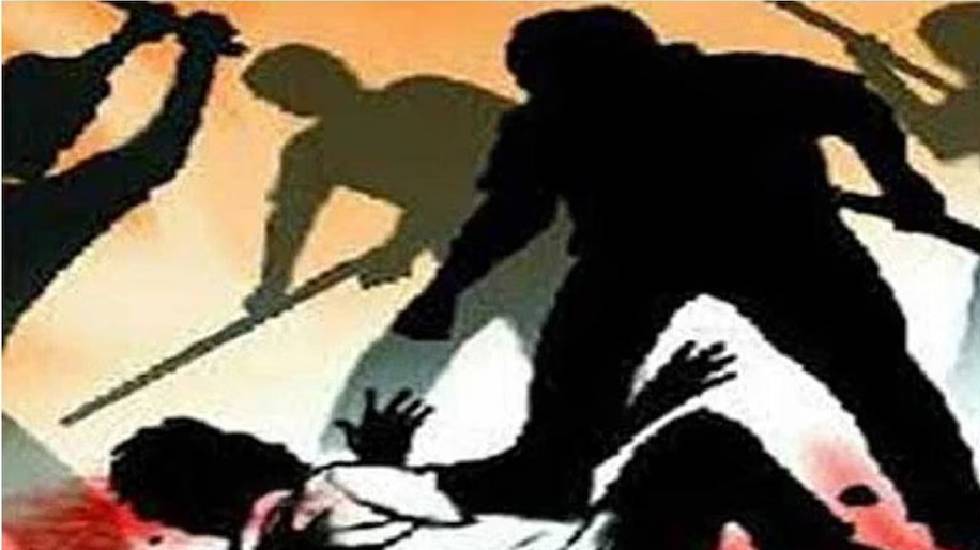 पिथौरा : तीन लोगों ने जूते चप्पल और डंडे से युवक को पिटा - CG Sandesh