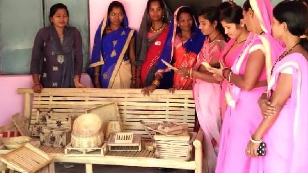 पिथौरा : पीवीजीटी समुदाय की महिलाएं बांस के ताने बाने से गढ़ ... - CG Sandesh