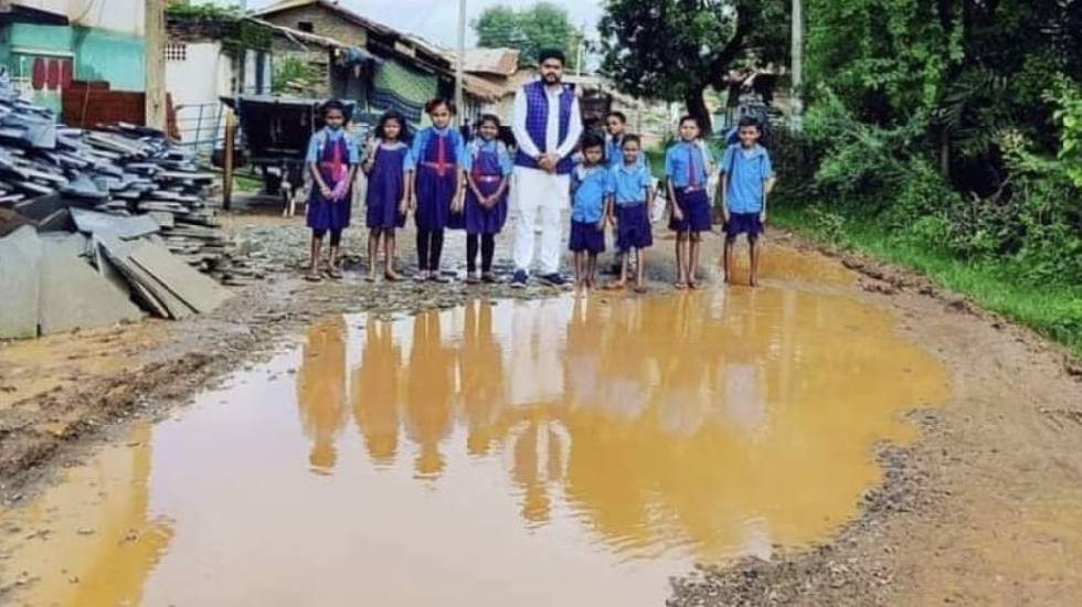 महासमुंद : साहब ! स्कूल जाने के लिए सड़क बनवा दो, मुख्यमंत्री... - CG Sandesh