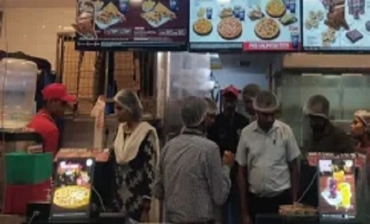 खाद्य विभाग ने KFC, Pizza Hutt और Momos Adda पर मारा छापा,एक ही फ्रीजर में मिले वेज और नॉनवेज
