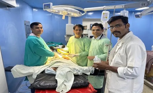55 साल के शख्स ने अपने प्राइवेट पार्ट में डाली 1 फीट की लौकी... - CG Sandesh