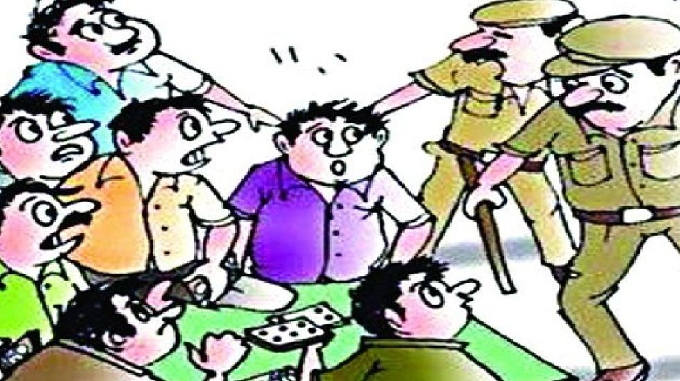 महासमुंद : कॉम्प्लेक्स में लगे लाईट के उजाले में जुआ खेलते 6... - CG Sandesh