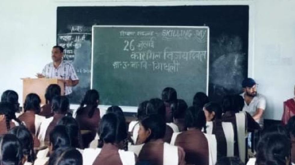 बसना : गिधली विद्यालय में कारगिल विजय दिवस की 25वीं बरसी पर शहीदों को किया नमन