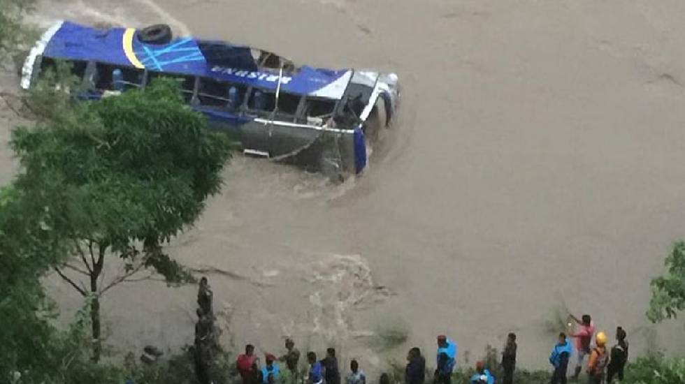 यात्रियों से भरी 2 बसें नदी में बही... - CG Sandesh
