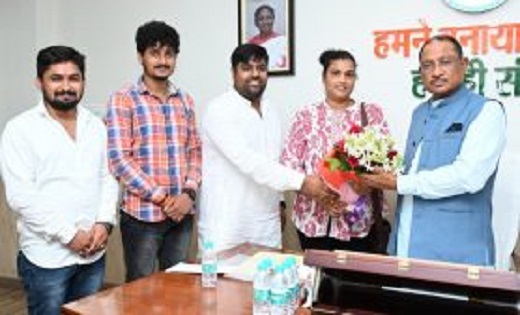 मुख्यमंत्री से पर्वतारोही निशु सिंह ने की सौजन्य मुलाकात,माउंट एवरेस्ट के 26200 फिट पर फहरा चुकी है तिरंगा