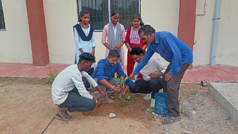 जोबी के सहायक प्राध्यापकों ने मां के नाम लगाए वृक्ष - CG Sandesh